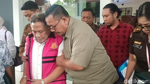 Mantan Bupati Lombok Barat, Zaini Arony ditetapkan sebagai tersangka kasus dugaan korupsi pemanfaatan aset lahan pembangunan Lombok City Center (LCC), Senin (24/2/2025).