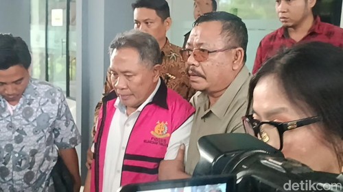 Mantan Bupati Lombok Barat, Zaini Arony ditetapkan sebagai tersangka kasus dugaan korupsi pemanfaatan aset lahan pembangunan Lombok City Center (LCC), Senin (24/2/2025).