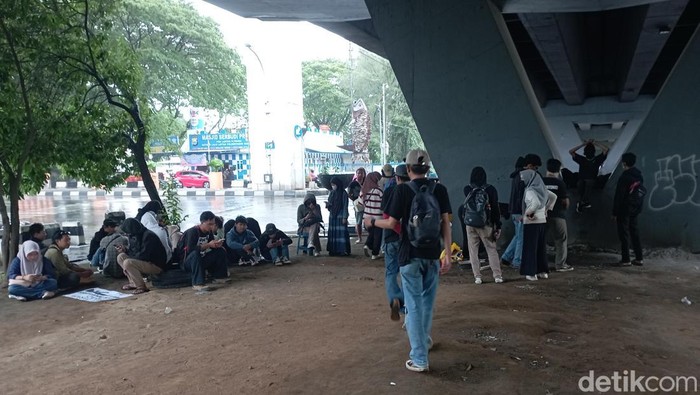 Massa demo Indonesia Gelap di flyover Jalan Urip Sumoharjo Makassar.