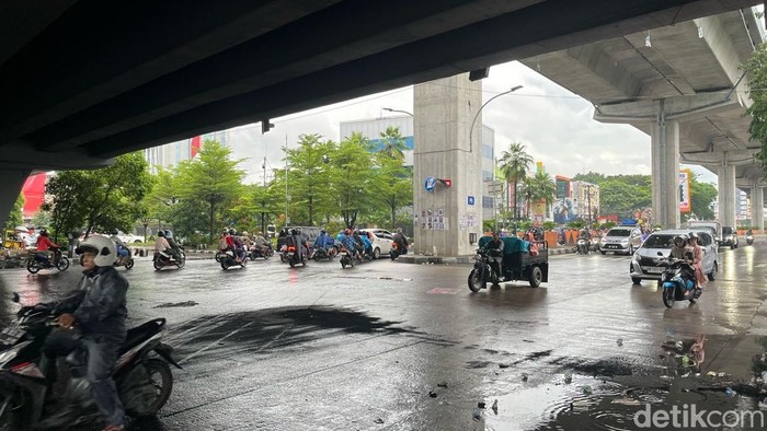 Massa demo Indonesia Gelap di flyover Makassar membubarkan diri.