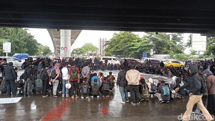 Massa demo Indonesia Gelap menutup jalan di bawah flyover Makassar.