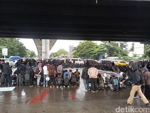 Massa Demo Indonesia Gelap Tutup Jalan Bawah Flyover Makassar, Lalin Macet