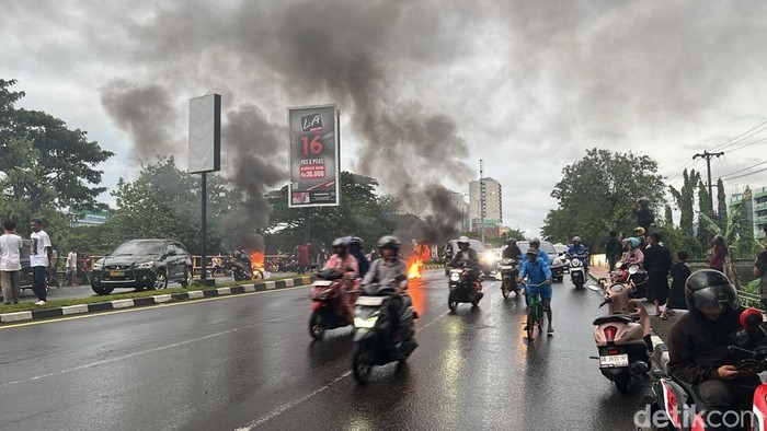 Massa demo tutup satu ruas Jalan Urip Sumoharjo Makassar di Jembatan Pampang.