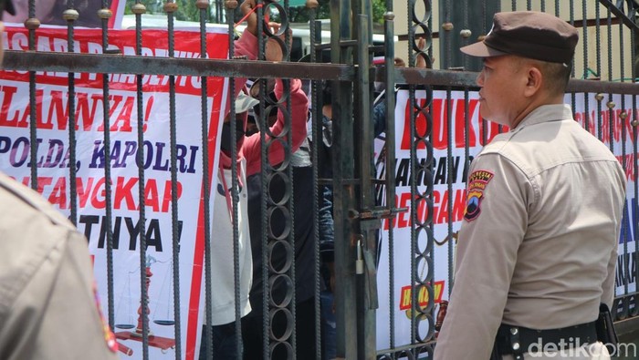 Massa menuntut keadilan untuk pemuda di Sukolilo Pati yang tewas dikeroyok. Aksi digelar di halaman Polres Pati, Senin 924/2/2025).