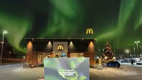 Ada salah satu pengunjung yang sempat mengabadikan kemunculan aurora. Ia membandingkan penampakannya dengan yang tergambar pada kartu pos. Foto: Istimewa
