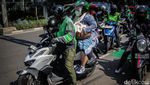 Melihat Kesibukan Ojol Ngebid Sambil Menunggu Kepastian THR