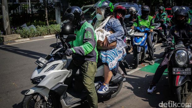 Ojek online menjadi solusi transportasi yang praktis dan cepat bagi masyarakat. Yuk lihat kesibukan para driver di tengah tuntutan dapat tunjangan hari raya (THR).