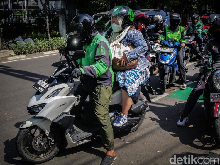 Melihat Kesibukan Ojol Ngebid Sambil Menunggu Kepastian THR
