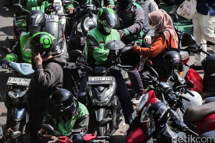Ojek online menjadi solusi transportasi yang praktis dan cepat bagi masyarakat. Yuk lihat kesibukan para driver di tengah tuntutan dapat tunjangan hari raya (THR).