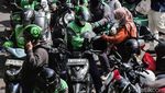 Melihat Kesibukan Ojol Ngebid Sambil Menunggu Kepastian THR