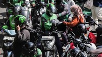 Begitu mendapatkan pesanan, driver ojol langsung meluncur ke lokasi pelanggan dan mengantarkan sesuai titip pesanan.