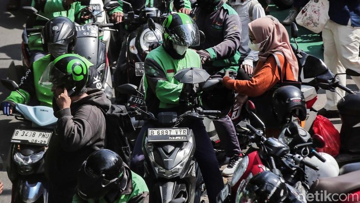 Ojek online menjadi solusi transportasi yang praktis dan cepat bagi masyarakat. Yuk lihat kesibukan para driver di tengah tuntutan dapat tunjangan hari raya (THR).