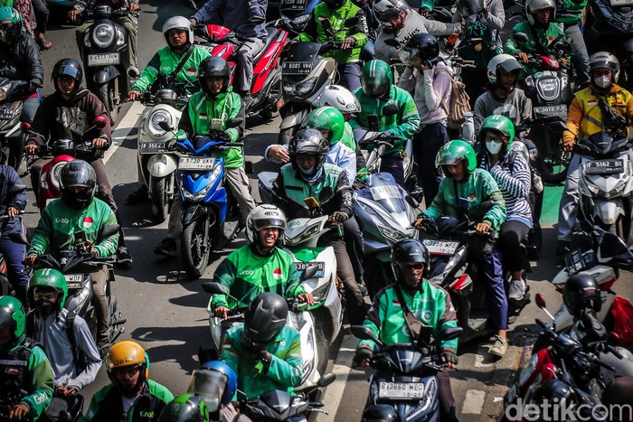 Ojek online menjadi solusi transportasi yang praktis dan cepat bagi masyarakat. Yuk lihat kesibukan para driver di tengah tuntutan dapat tunjangan hari raya (THR).