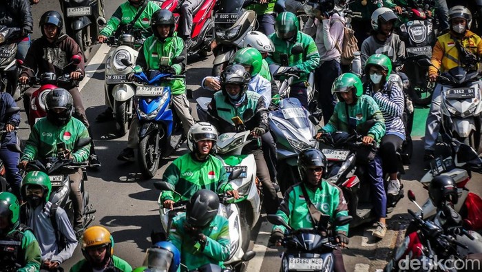 Ojek online menjadi solusi transportasi yang praktis dan cepat bagi masyarakat. Yuk lihat kesibukan para driver di tengah tuntutan dapat tunjangan hari raya (THR).