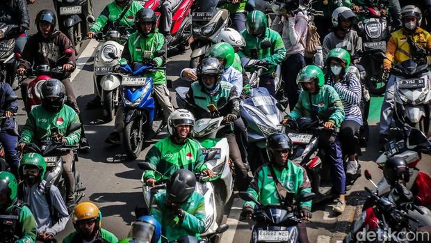 Ojek online menjadi solusi transportasi yang praktis dan cepat bagi masyarakat. Yuk lihat kesibukan para driver di tengah tuntutan dapat tunjangan hari raya (THR).