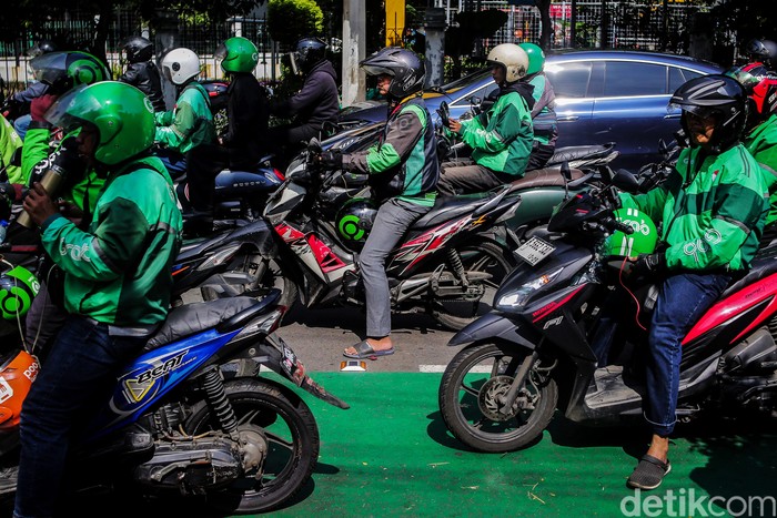 Ojek online menjadi solusi transportasi yang praktis dan cepat bagi masyarakat. Yuk lihat kesibukan para driver di tengah tuntutan dapat tunjangan hari raya (THR).
