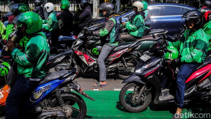 Ojek online menjadi solusi transportasi yang praktis dan cepat bagi masyarakat. Yuk lihat kesibukan para driver di tengah tuntutan dapat tunjangan hari raya (THR).