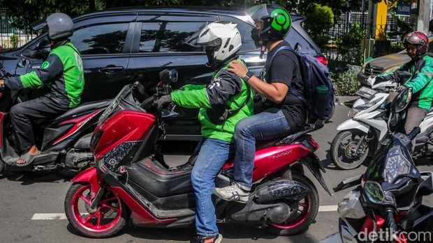 Ojek online menjadi solusi transportasi yang praktis dan cepat bagi masyarakat. Yuk lihat kesibukan para driver di tengah tuntutan dapat tunjangan hari raya (THR).
