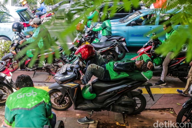 Ojek online menjadi solusi transportasi yang praktis dan cepat bagi masyarakat. Yuk lihat kesibukan para driver di tengah tuntutan dapat tunjangan hari raya (THR).