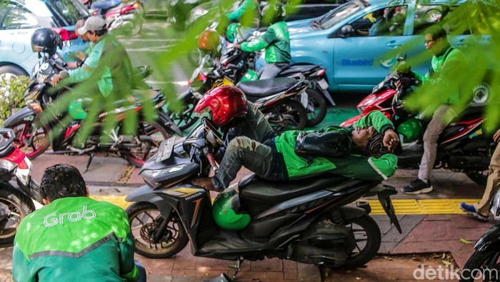 Ojek online menjadi solusi transportasi yang praktis dan cepat bagi masyarakat. Yuk lihat kesibukan para driver di tengah tuntutan dapat tunjangan hari raya (THR).