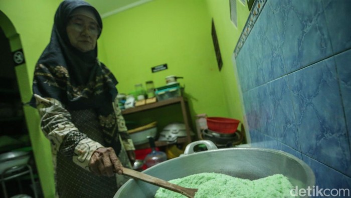 Lidah buaya bukan hanya sebagai penghias rumah. Di tangan Warsiti (75) tanaman itu diolah menjadi sejumlah produk yang dapat mendulang cuan.