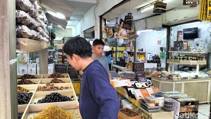 Menjelang bulan Ramadan, Pasar Tanah Abang, Jakarta Pusat, dipadati pengunjung. Para pengunjung ramai menyerbu toko yang menjual kurma. (Maulani M/detikcom)