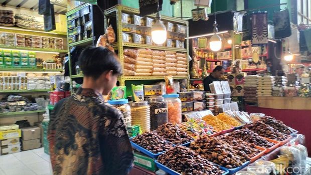 Menjelang bulan Ramadan, Pasar Tanah Abang, Jakarta Pusat, dipadati pengunjung. Para visitor ramai menyerbu toko nan menjual kurma. (Maulani M/)
