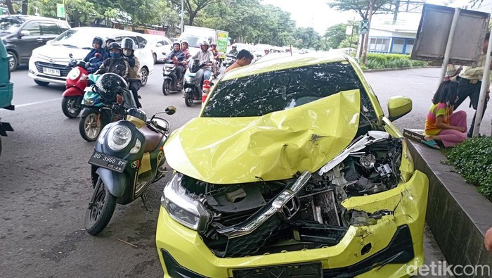 Mobil Honda Brio menabrak mobil parkir di Jalan Urip Sumoharjo Makassar.