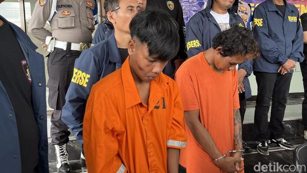 Moch Rafli Barizi (kiri), pelaku perampokan di Perumahan Kori Nuansa Barat III, Jimbaran, saat dihadirkan dalam konferensi pers di Polresta Denpasar, Senin (24/2/2025). (Foto: Rizki Setyo/detikBali)