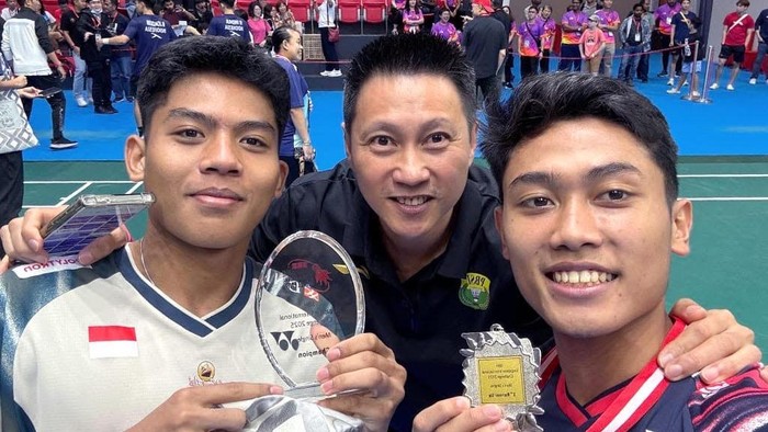 Moh Zaki Ubaidillah, Indra Wijaya, dan Prahdiska Bagas Shujiwo usai Singapore International Challenge 2025.