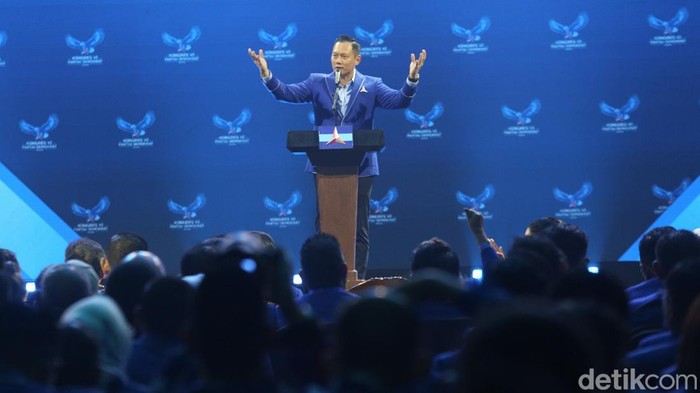 Agus Harimurti Yudhoyono (AHY) terpilih kembali menjadi ketua umum Partai Demokrat. AHY memimpin Partai Demokrat 5 tahun ke depan periode 2025-2030. Hal itu diumumkan dalam Kongres VI Partai Demokrat yang digelar di Ritz-Carlton, Jakarta Selatan, Senin (24/2/2025).