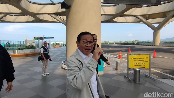 Momen Gubernur Jakarta Pramono Anung saat tiba di bandara Yogyakarta International Airport (YIA), Kulon Progo, DIY, Senin (24/2/2025) pagi.