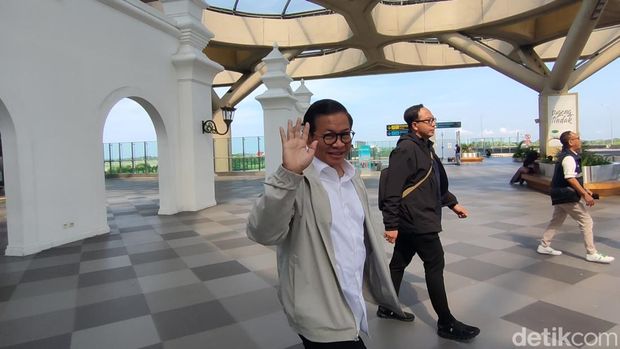 Momen Gubernur Jakarta Pramono Anung saat tiba di bandara Yogyakarta International Airport (YIA), Kulon Progo, DIY, Senin (24/2/2025) pagi.
