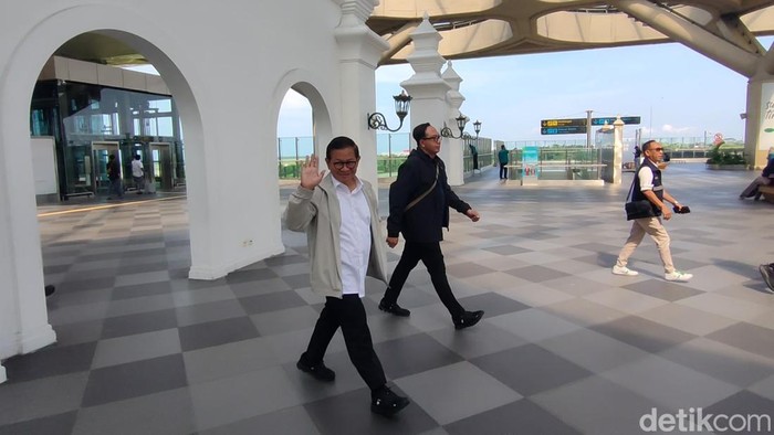 Momen Gubernur Jakarta Pramono Anung saat tiba di bandara Yogyakarta International Airport (YIA), Kulon Progo, DIY, Senin (24/2/2025) pagi.