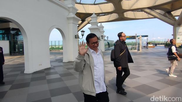Momen Gubernur Jakarta Pramono Anung saat tiba di bandara Yogyakarta International Airport (YIA), Kulon Progo, DIY, Senin (24/2/2025) pagi.