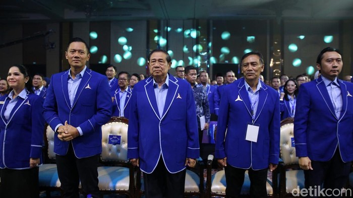 Momen SBY-AHY Hadiri Kongres VI Partai Demokrat Kongres VI Partai Demokrat digelar di The Ritz-Carlton, SCBD, Jakarta. Kongres itu dihadiri oleh SBY dan Ketum PD Agus Harimurti Yudhoyono (AHY).