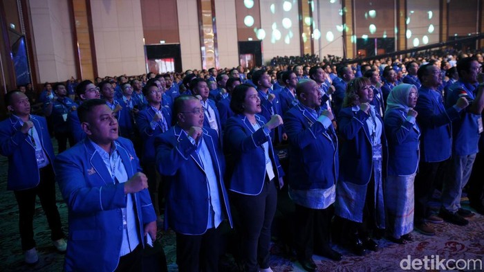 Momen SBY-AHY Hadiri Kongres VI Partai Demokrat Kongres VI Partai Demokrat digelar di The Ritz-Carlton, SCBD, Jakarta. Kongres itu dihadiri oleh SBY dan Ketum PD Agus Harimurti Yudhoyono (AHY).