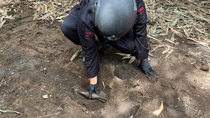 Tim JihandakPolda Jatim evakuasi mortir yang ditemukan di Blitar