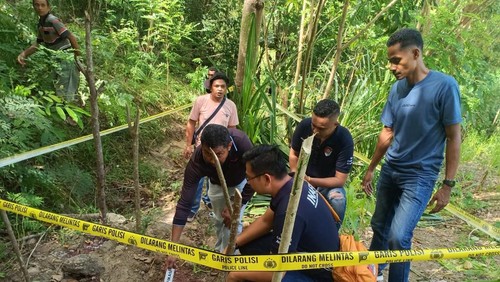Polisi saat melakukan olah TKP pembunuhan terhadap seorang wanita bersama anaknya di Dusun B, Desa Snok, Kecamatan Amanatun Utara, Kabupaten TTS, NTT. (Dok. Polres TTS).