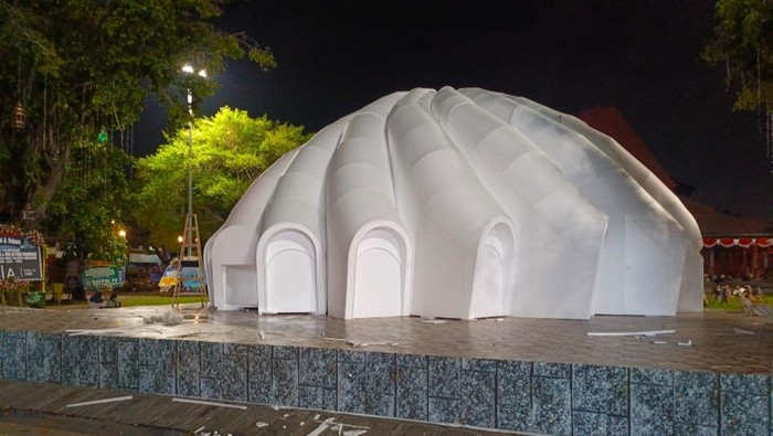 Ornamen Ramadan berupa replika masjid yang terpasang di halaman Balai Kota Solo.