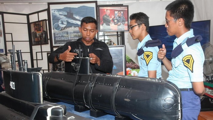 Pameran peralatan TNI Angkatan Laut Pelajar berpose dengan personel TNI Angkatan Laut saat pameran di Kota Lama Surabaya, Jawa Timur, Senin (24/2/2025). Pameran peralatan TNI Angkatan Laut itu merupakan kegiatan yang turut meramaikan Parade Surya Senja Taruna Akademi Angkatan Laut (AAL) yang bertema Menjaga Tradisi Membangun Negeri. ANTARA FOTO/Didik Suhartono/foc.