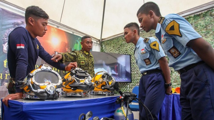 Pameran peralatan TNI Angkatan Laut Pelajar berpose dengan personel TNI Angkatan Laut saat pameran di Kota Lama Surabaya, Jawa Timur, Senin (24/2/2025). Pameran peralatan TNI Angkatan Laut itu merupakan kegiatan yang turut meramaikan Parade Surya Senja Taruna Akademi Angkatan Laut (AAL) yang bertema Menjaga Tradisi Membangun Negeri. ANTARA FOTO/Didik Suhartono/foc.