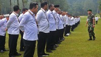 Para kepala daerah peserta retret mengikuti apel pagi di Lapangan Lembah Tidar Kompleks Akademi Militer Magelang, Jawa Tengah.