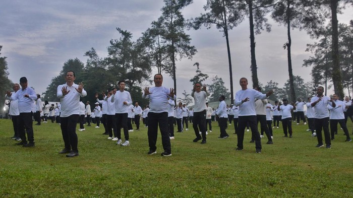 Para Kepala Daerah Apel dan Senam Pagi di Hari Keempat Retret Pemerintah mengadakan retret bagi kepala daerah di Akmil Magelang pada 21-28 Februari 2025. Di hari keempat ini, para kepala daerah mengikuti apel hingga senam pagi.