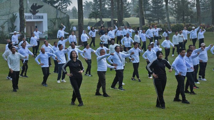 Pemerintah mengadakan retret bagi kepala daerah di Akmil Magelang pada 21-28 Februari 2025. Di hari keempat ini, para kepala daerah mengikuti apel hingga senam pagi.