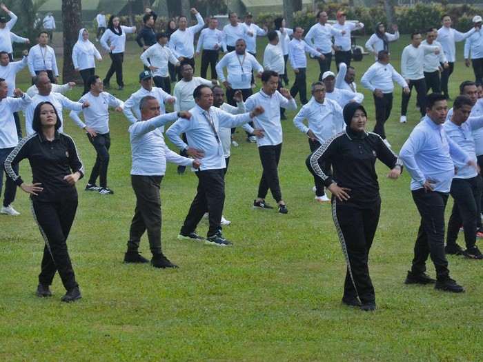 Pemerintah mengadakan retret bagi kepala daerah di Akmil Magelang pada 21-28 Februari 2025. Di hari keempat ini, para kepala daerah mengikuti apel hingga senam pagi.