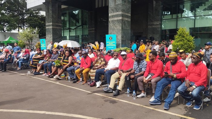 Para pendukung calon kepala daerah nobar sidang putusan di MK (Maulana/detikcom)