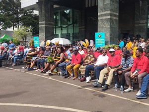 Pendukung Calon Kepala Daerah Nobar Putusan Sengketa Pilkada di Halaman MK