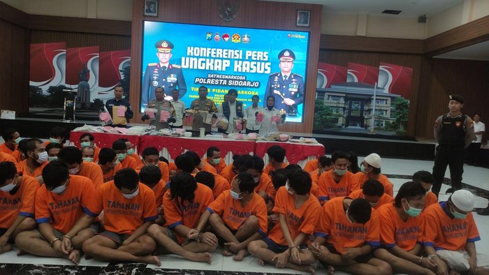 Para tersangka kasus narkoba yang diamankan Polresta Sidoarjo