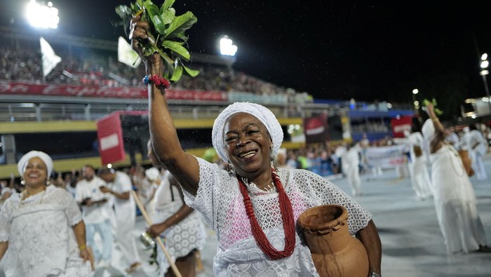 Pawai Pembersihan Rohani Tandai Dimulainya Persiapan Karnaval Terbesar di Brasil Baianas from several samba schools take part in a spiritual cleanse for Rio's Sambadrome as the city counts down to carnival, in Rio de Janeiro, Brazil, February 23, 2025. REUTERS/Lucas Landau